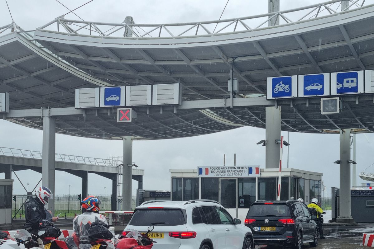 Controlli doganali francesi e inglesi al terminal del Tunnel della Manica