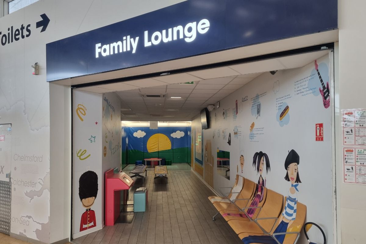 Sala relax per le famiglie al terminal Eurotunnel di Calais