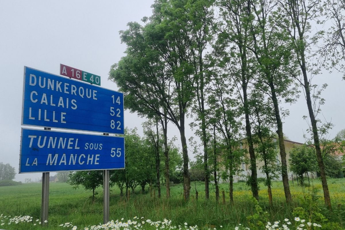 Cartelli stradali per il Tunnel sous la Manche sull'autostrada A16