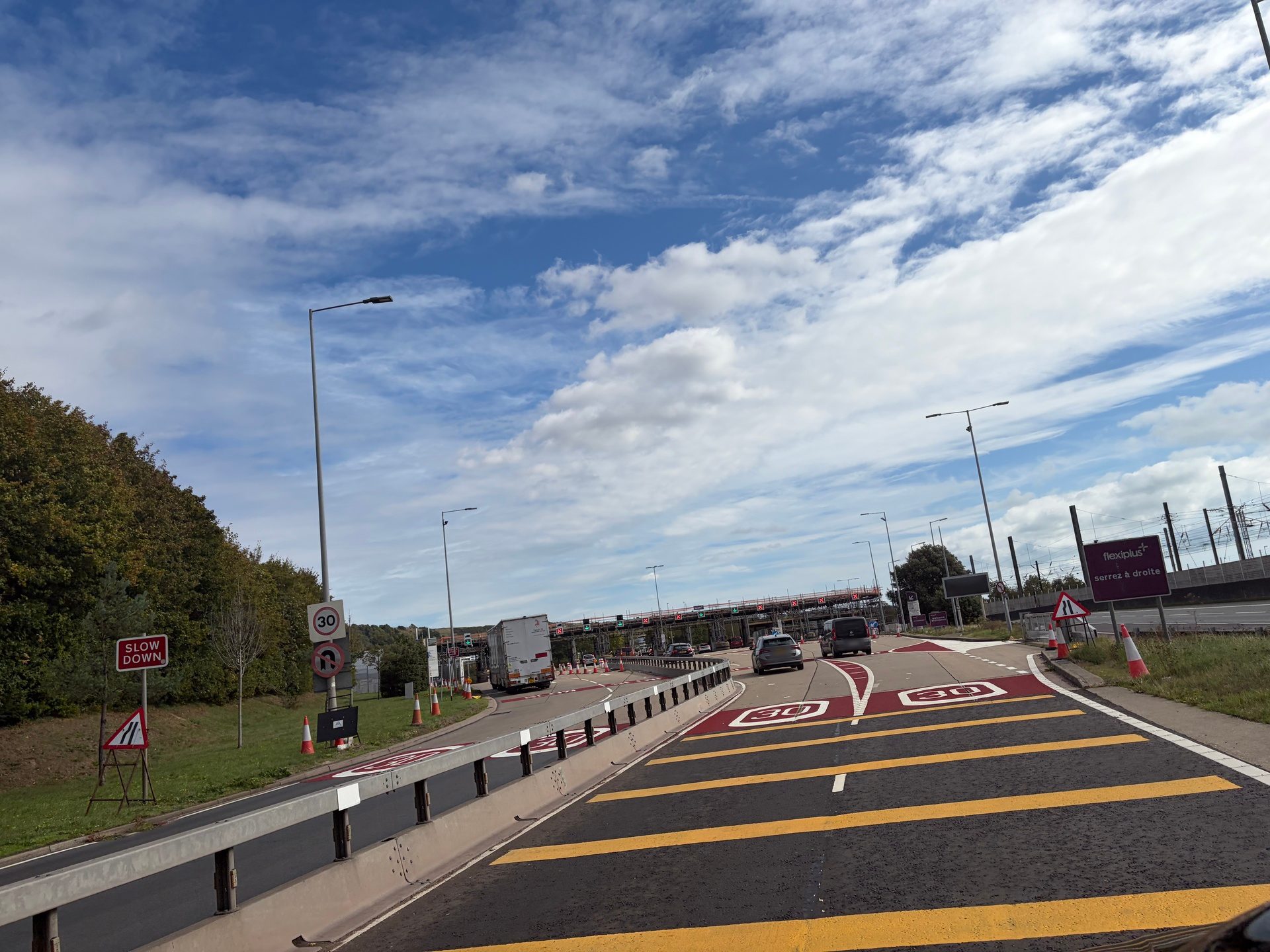 Auto in arrivo al terminal Eurotunnel con le corsie di accesso
