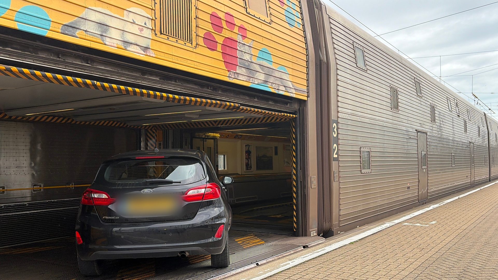 Auto che entra nella carrozza del treno LeShuttle