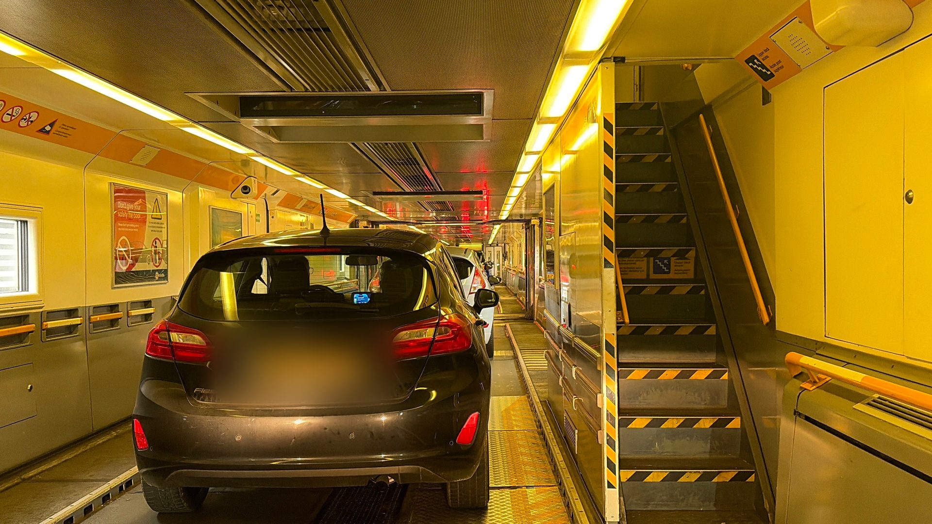 Auto parcheggiate nella carrozza del LeShuttle nel Tunnel della Manica
