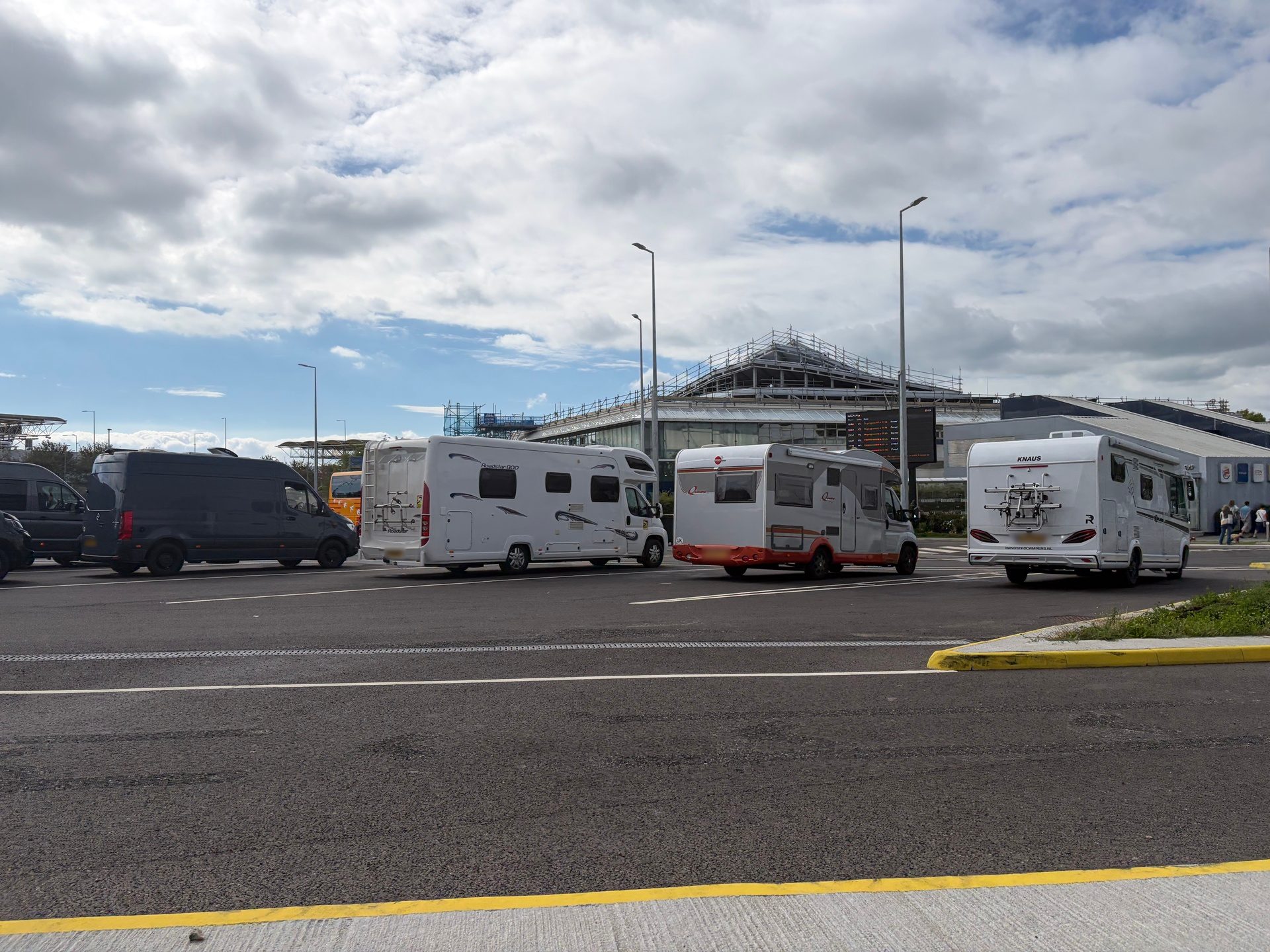 Camper nel parcheggio del terminal Eurotunnel a Folkestone