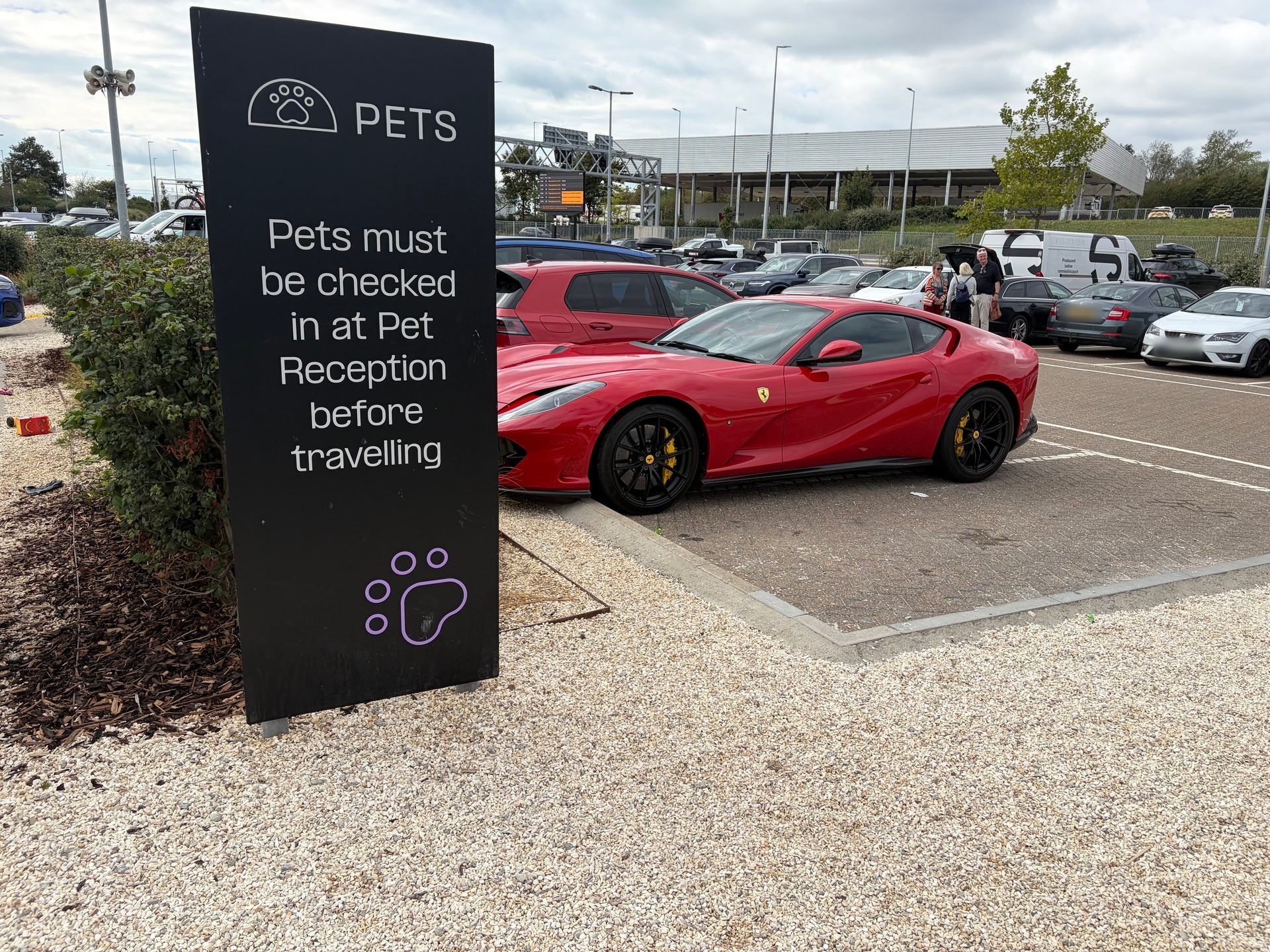 Cartello che indica la Pet Reception al terminal Eurotunnel