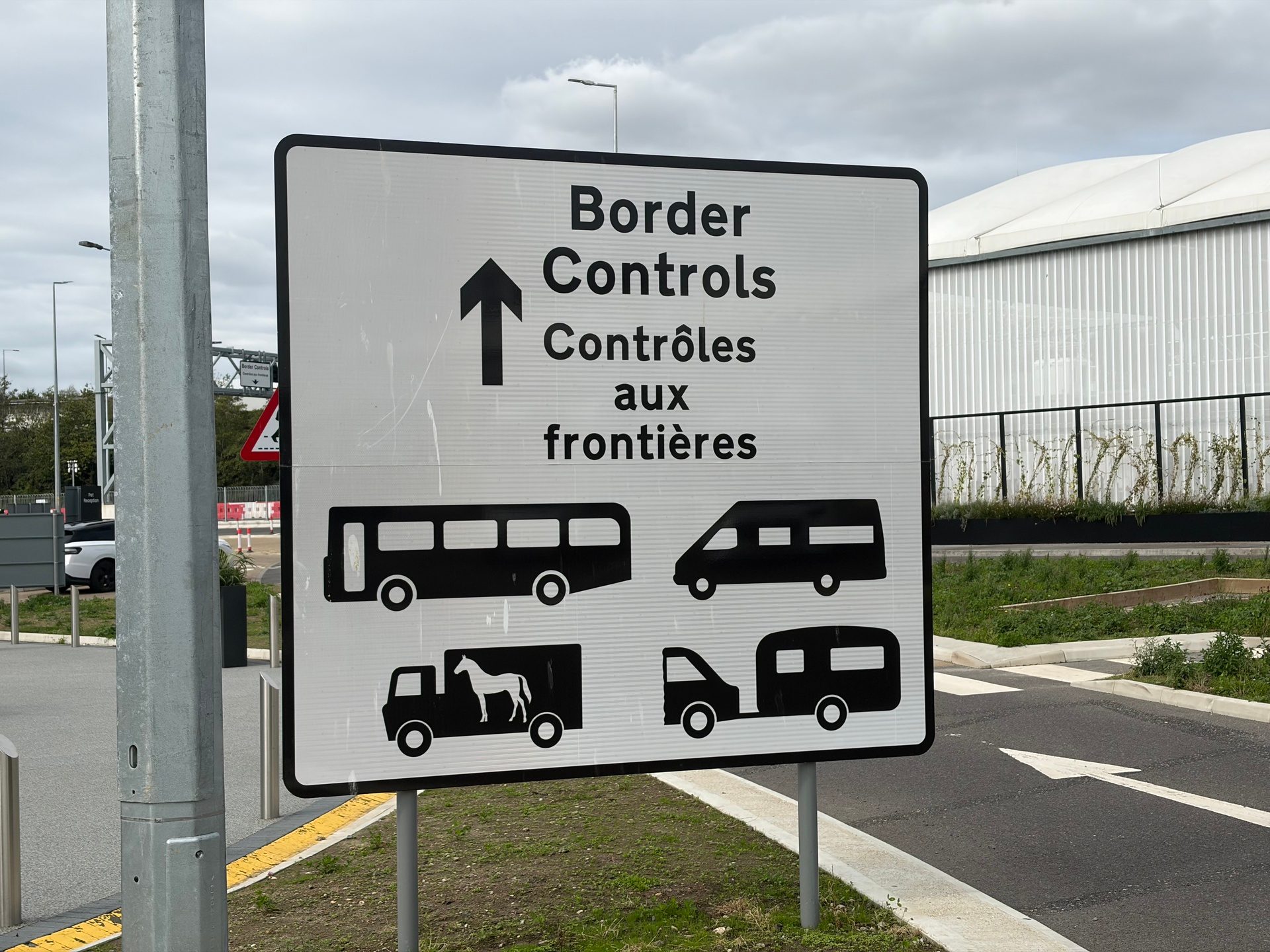 Cartello dei controlli di frontiera al terminal Eurotunnel