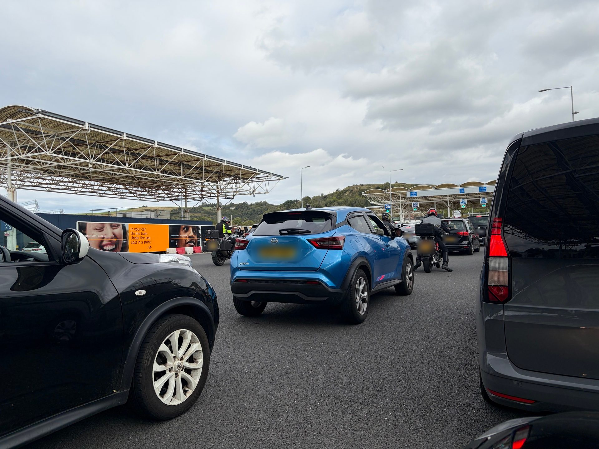 Coda al controllo di frontiera francese al terminal Eurotunnel di Folkestone