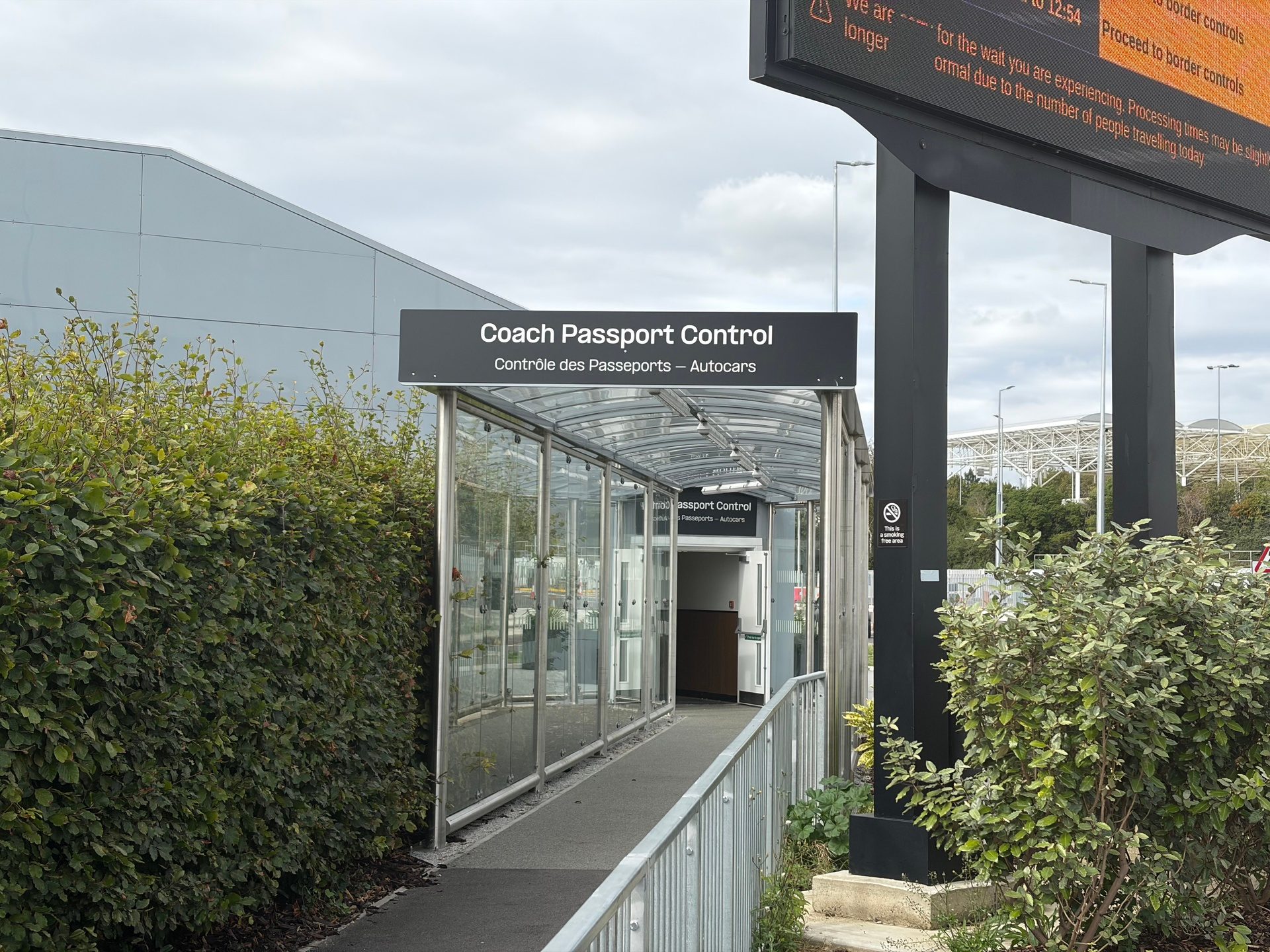 Controllo passaporti per i passeggeri degli autobus al terminal Eurotunnel