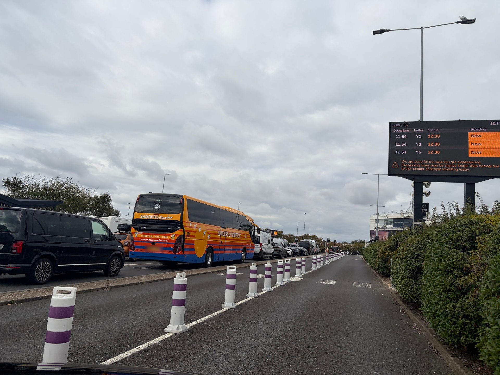 Corsie di attesa per l'imbarco al terminal Eurotunnel