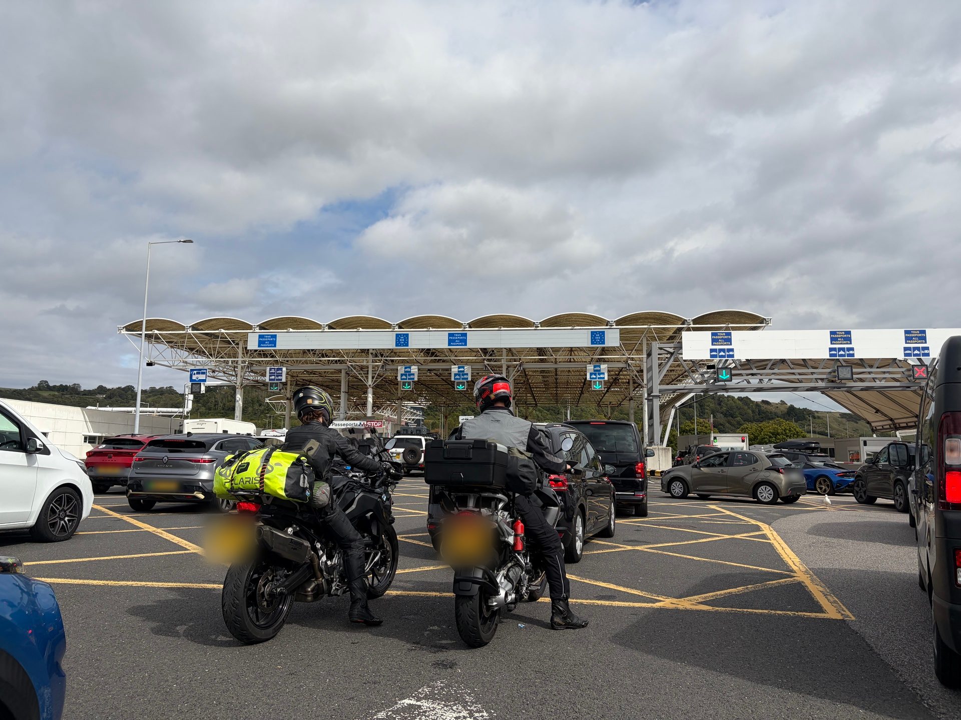 Motociclista al controllo di frontiera del terminal Eurotunnel