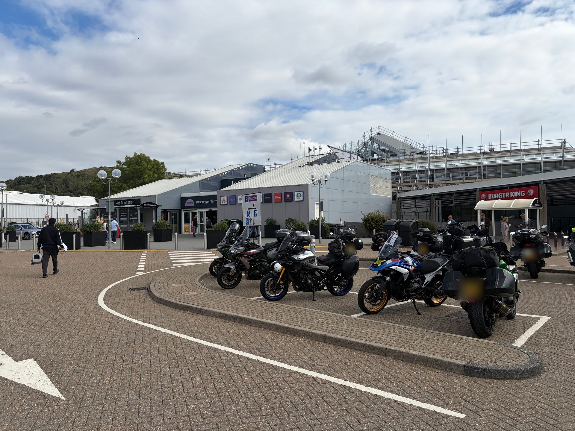 Moto parcheggiate al terminal Eurotunnel prima dell&rsquo;imbarco