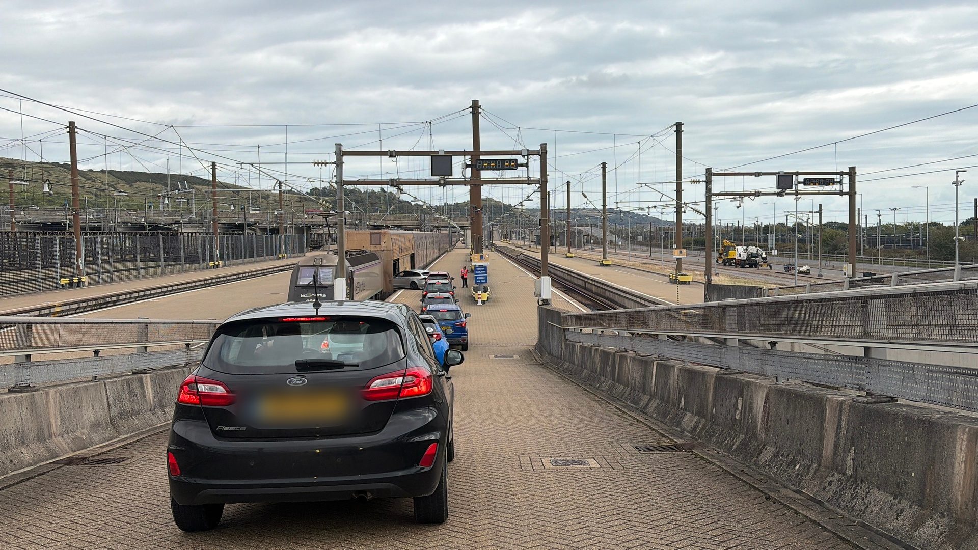 La rampa che porta ai binari del LeShuttle a Folkestone