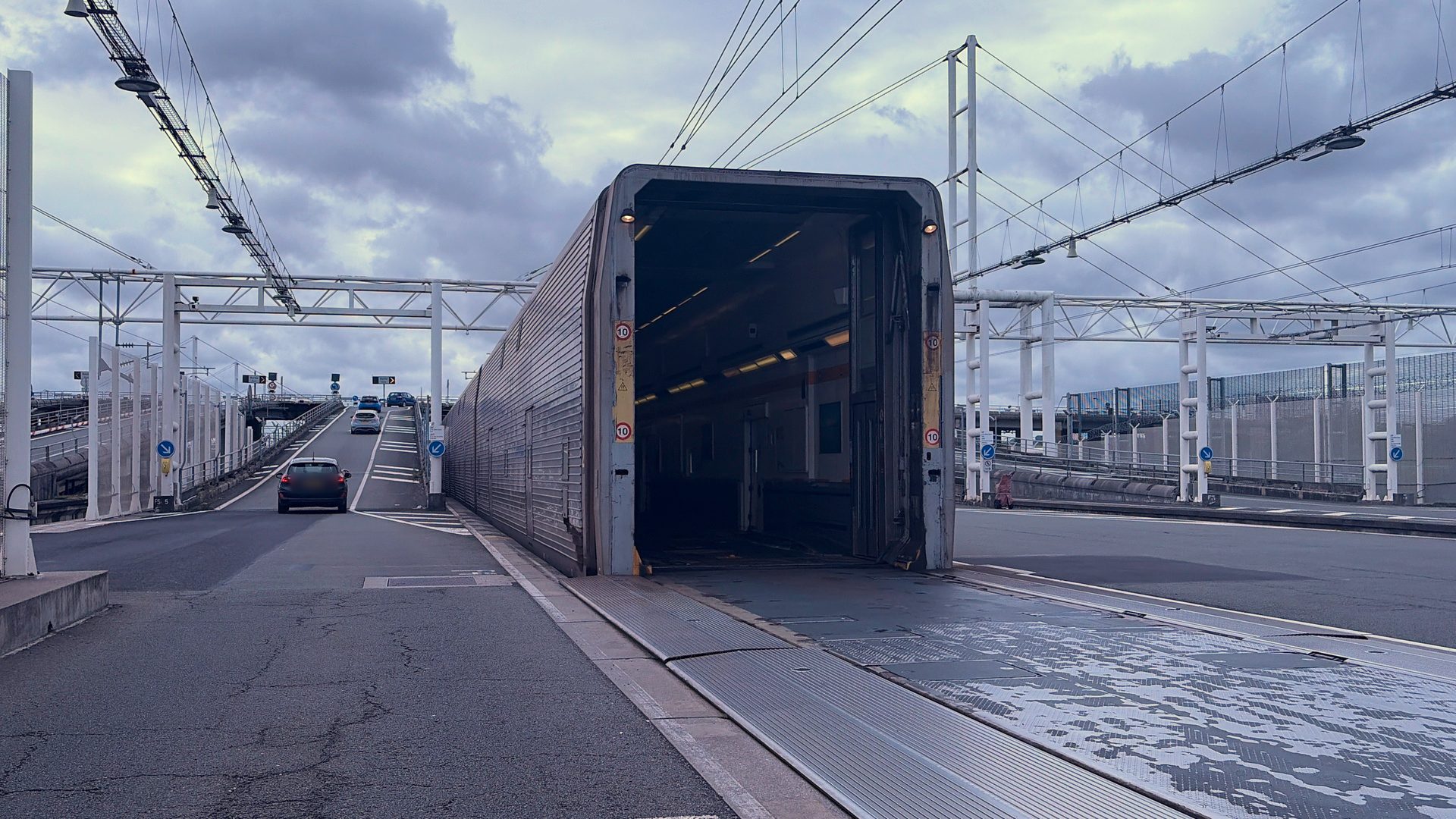 Auto che scendono dal treno LeShuttle al terminal di Calais